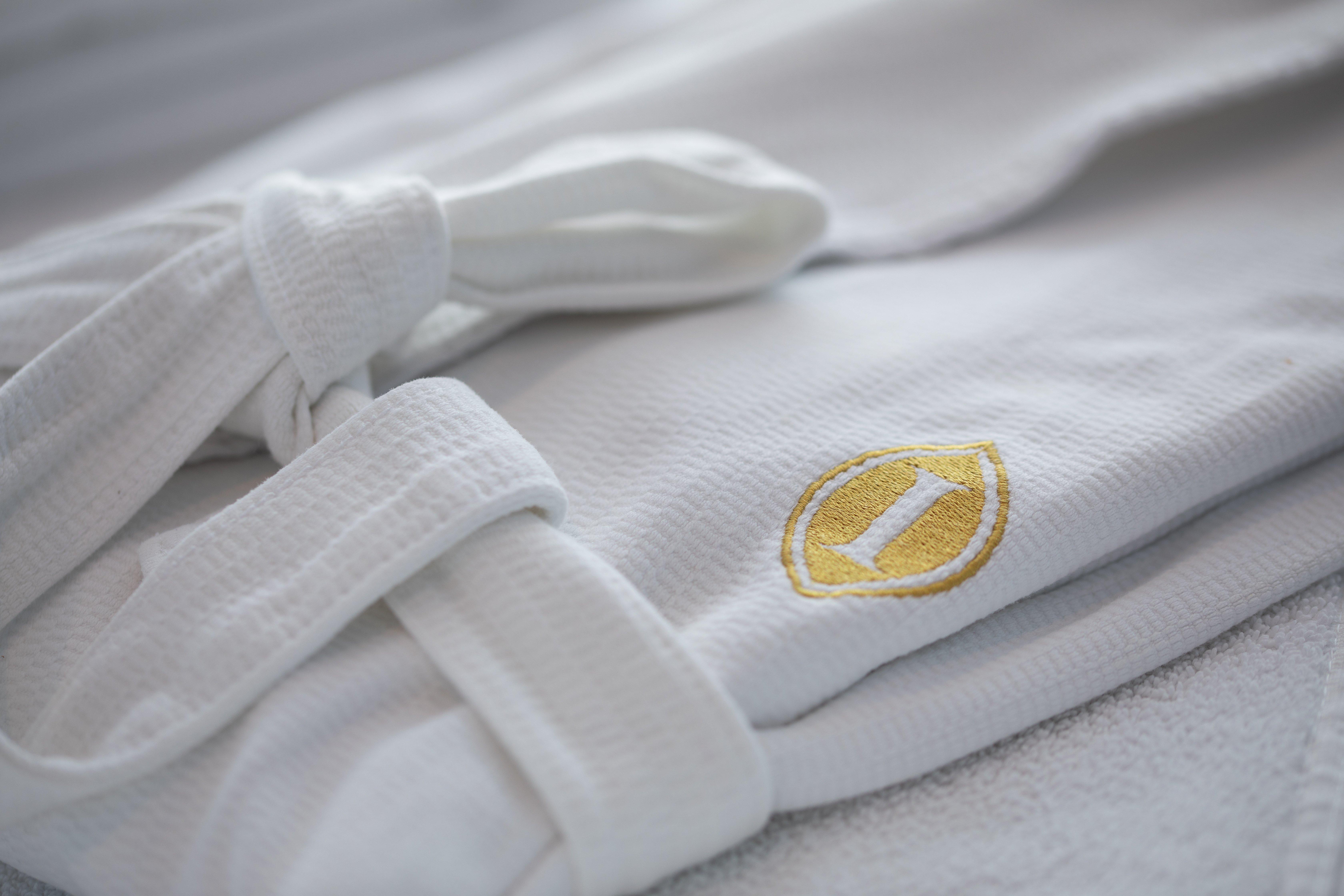 Hotel Intercontinental Cartagena By Ihg Exterior foto A white shirt with a gold thread